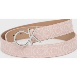 Calvin Klein pasek damski kolor beżowy. Czerwone paski Calvin Klein, bez wzorów. W wyprzedaży za 174.99 zł.