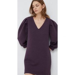 Sisley sukienka kolor fioletowy mini prosta. Fioletowe sukienki Sisley, na co dzień, bez wzorów, z dzianiny, bez kołnierzyka, bez ramiączek, mini, proste. Za 399.99 zł.