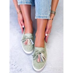 PA1 Trampki wiosenne z frędzlami Salma Green zielone. Zielone baleriny PA1, bez wzorów, ze skóry ekologicznej, boho, bez zapięcia. Za 109.24 zł.