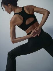 4F Biustonosz treningowy z wysokim wsparciem damski - czarny L. Czarne biustonosze sportowe 4f, bez wzorów, z gumy, na fitness i siłownię. Za 179.99 zł.