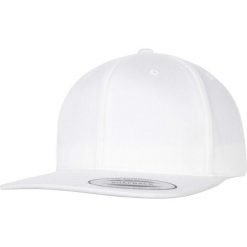 Czapka Z Daszkiem Z Bawełny Organicznej. Białe czapki z daszkiem FLEXFIT, bez wzorów, z bawełny. Za 75.99 zł.