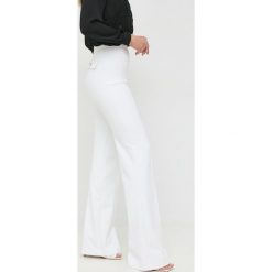 Elisabetta Franchi spodnie damskie kolor biały szerokie high waist. Białe spodnie materiałowe Elisabetta Franchi, bez wzorów, z materiału, z podwyższonym stanem. W wyprzedaży za 1,139.90 zł.