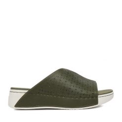 Klapki Go Soft. Zielone klapki GO SOFT, bez wzorów, bez obcasa, bez zapięcia. Za 119.99 zł.