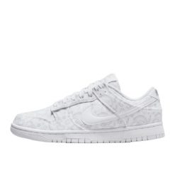Buty do chodzenia dla dorosłych Nike Dunk Low White Paisley. Białe buty treningowe Nike, bez wzorów, z materiału, bez zapięcia, trekkingowe. Za 746.95 zł.