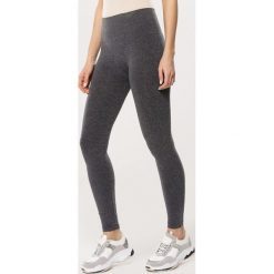 Ciemnoszare Legginsy Three Times In A Row. Legginsy marki Born2be. Za 29.99 zł.
