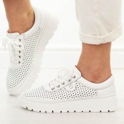 Białe ażurowe skórzane półbuty damskie Vinceza 79629. Białe półbuty wsuwane VINCEZA, na lato, z aplikacjami, z jeansu, eleganckie, z okrągłym noskiem, bez obcasa. Za 239.00 zł.