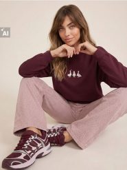 Bluza crewneck z haftowanymi kaczkami - czerwony. Czerwone bluzy Sinsay, l, bez wzorów, bez kaptura, do biegania. Za 39.99 zł.