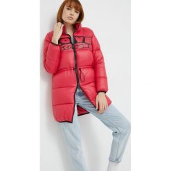 Love Moschino kurtka damska kolor czerwony zimowa. Czerwone kurtki Love Moschino, na zimę, bez wzorów, z syntetyku, bez kaptura. W wyprzedaży za 1,039.90 zł.