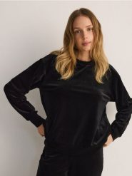 Welurowa bluza - czarny. Czarne bluzy Reserved, l, bez wzorów, z dzianiny, bez ramiączek, bez kaptura. W wyprzedaży za 59.99 zł.