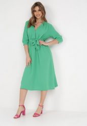 Zielona Sukienka Rheniolea. Zielone sukienki Born2be, m, bez wzorów, eleganckie, bez kołnierzyka, bez ramiączek, midi, kopertowe. Za 129.99 zł.