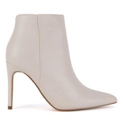 Botki DeeZee. Brązowe botki DeeZee, bez wzorów, bez obcasa, na szpilce, bez zapięcia. Za 125.99 zł.