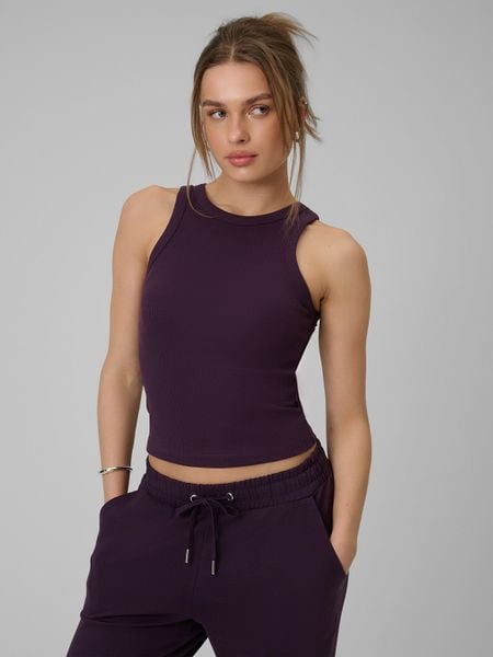 4F Top slim z prążkowanej dzianiny damski - fioletowy S. Fioletowe topy 4f, l, bez wzorów, z dzianiny, bez kołnierzyka, bez ramiączek. Za 49.99 zł.