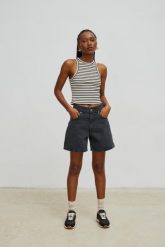 Szorty z szerokimi nogawkami w kolorze WASHED BLACK - TABOO-XL. Czarne szorty Marsala, bez wzorów, z denimu. Za 299.90 zł.