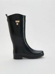 Wysokie kalosze z klamrą - czarny. Czarne kalosze Reserved, bez wzorów, z tworzywa sztucznego, przed kolano, bez zapięcia. Za 239.99 zł.