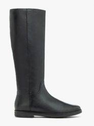 Czarne kozaki z wąską cholewką. Czarne kozaki Ryłko, bez wzorów, ze skóry, eleganckie, z okrągłym noskiem, bez obcasa, na płaskiej podeszwie, bez zapięcia. Za 649.99 zł.