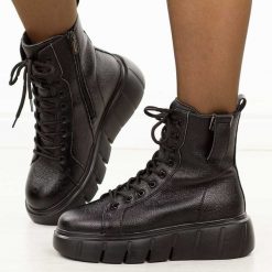 Czarne skórzane botki damskie na platformie Cambell 19339. Czarne botki Cambell, bez wzorów, z jeansu, eleganckie, z okrągłym noskiem, bez obcasa, na platformie, bez zapięcia. W wyprzedaży za 279.65 zł.