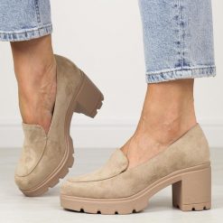 Beżowe zamszowe mokasyny damskie na słupku Potocki 12040. Brązowe mokasyny POTOCKI, bez wzorów, z zamszu, z okrągłym noskiem. Za 179.00 zł.