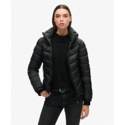 Kurtka pikowana z kapturem Fuji od SUPERDRY. Czarne kurtki Superdry, bez wzorów, eleganckie, z kapturem. W wyprzedaży za 429.50 zł.