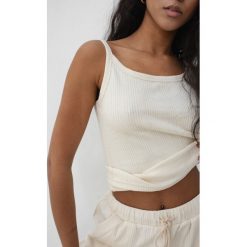 Top z delikatnej prążkowanej dzianiny w kolorze WARM BEIGE - RIVA. Brązowe topy Marsala, l, bez wzorów, z bawełny, bez kołnierzyka, bez ramiączek. W wyprzedaży za 59.95 zł.