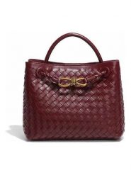 SUVRAI Torebka w kolorze bordowym - 30 x 23 x 13 cm rozmiar: onesize. Czerwone torebki klasyczne SUVRAI, bez wzorów, z materiału, przez ramię, bez dodatków. Za 130.99 zł.