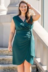 Sukienka ekskluzywna modna z marszczeniem na boku FLORENCE butelkowa zieleń. Zielone sukienki KARKO, na imprezę, s, bez wzorów, z elastanu, eleganckie, bez kołnierzyka, bez ramiączek, midi, kopertowe. Za 289.50 zł.