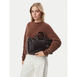 Torebka Guess. Brązowe torebki klasyczne Guess, z aplikacjami, bez dodatków. Za 434.99 zł.
