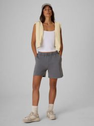 4F Spodenki dresowe damskie - szare XS. Szare szorty sportowe 4f, bez wzorów, z dresówki, z podwyższonym stanem, trekkingowe. Za 129.99 zł.