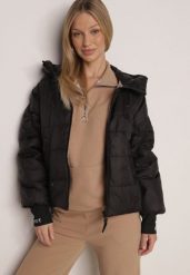 Czarna Przejściowa Kurtka Pikowana z Kapturem i Napisami na Rękawach Althone. Czarne kurtki Born2be, l, bez wzorów, z poliesteru, z kapturem. Za 149.99 zł.