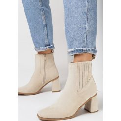 Beżowe Botki Carilenne. Brązowe botki Born2be, bez wzorów, za kostkę, bez obcasa, na obcasie, bez zapięcia. W wyprzedaży za 143.99 zł.