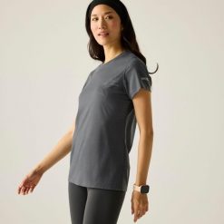 Damska koszulka Escade z krótkim rękawem i nadrukiem z mieszanki wełny merino. Niebieskie t-shirty sportowe Regatta, m, bez wzorów, z jersey, bez ramiączek. Za 249.99 zł.