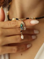 Pierres delicates Pozłacany naszyjnik z elementami ozdobnymi - dł. 50 cm rozmiar: onesize. Białe naszyjniki Pierres delicates, z materiału, z kryształem, pozłacane. Za 65.99 zł.