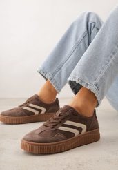 Ciemnobrązowe Sneakersy Retro Tenisówki z Naturalnego Zamszu ze Skórzaną Wkładką Beralene. Brązowe buty sportowe lifestyle Renee, bez wzorów, z koronki, bez zapięcia, tenisowe. Za 189.99 zł.