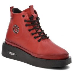 Czerwone Botki Artiker Stylowe Obuwie Na Koturnie. Czerwone botki Artiker, bez wzorów, ze skóry, eleganckie, bez obcasa, na koturnie, bez zapięcia. Za 279.00 zł.