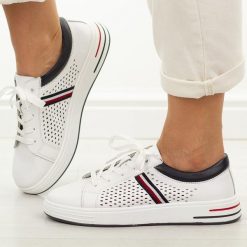 Białe skórzane półbuty damskie Jezzi 18-25. Białe półbuty wsuwane Jezzi, na jesień, w ażurowe wzory, z jeansu, casualowe, bez obcasa, na płaskiej podeszwie. Za 239.00 zł.