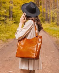 Torebka skórzana damska DAN-A T423 camel. Brązowe torebki klasyczne DAN-A, bez wzorów, ze skóry, bez dodatków. Za 399.99 zł.