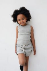 MINI spodenki z obszyciem w kolorze LIGHT GREY MELANGE - DALTON-116-122 (6-7). Szare szorty Marsala, bez wzorów, z bawełny. W wyprzedaży za 29.97 zł.