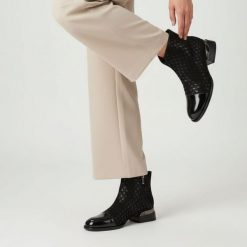 Botki damskie S. Barski, na stabilnym klocku i skórzaną cholewką we wzory, czarne, JC52-862. Czarne botki S.BARSKI, bez wzorów, z lakierowanej skóry, bez obcasa, na obcasie, bez zapięcia. Za 229.00 zł.