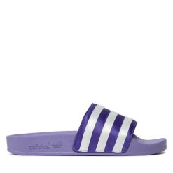 Klapki adidas. Fioletowe klapki adidas, bez wzorów, bez obcasa, bez zapięcia. Za 199.99 zł.