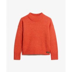 Damski sweter ze stójką Superdry Essential. Brązowe swetry Superdry, na zimę, bez wzorów, eleganckie, bez ramiączek. W wyprzedaży za 233.95 zł.