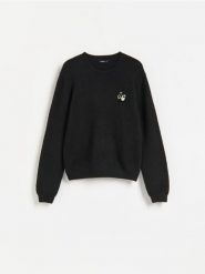 Sweter z broszką - czarny. Czarne swetry Reserved, l, bez wzorów, z dzianiny, bez ramiączek. Za 129.99 zł.