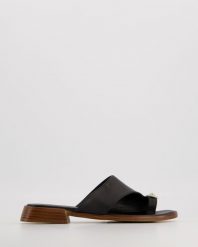 CZARNE KLAPKI DAMSKIE P1187009-1 BLACK. Czarne klapki Venezia, bez wzorów, ze skóry, bez obcasa, bez zapięcia. Za 279.00 zł.