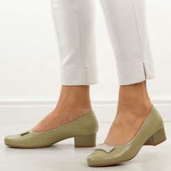 Oliwkowe czółenka damskie na obcasie Jezzi asa200-15. Zielone czółenka Jezzi, na jesień, z aplikacjami, z materiału, eleganckie, bez obcasa, na obcasie, bez zapięcia. Za 189.00 zł.