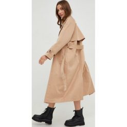 Answear Lab trencz damski kolor beżowy przejściowa. Brązowe płaszcze Answear Lab, l, bez wzorów, klasyczne, bez kaptura. Za 389.99 zł.