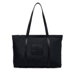 Torebka Calvin Klein. Czarne shopper bag Calvin Klein, bez wzorów, bez dodatków. Za 449.99 zł.