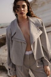 Krótka marynarka z wiskozą w kolorze SZARYM - LUKSOR -M/L. Szare marynarki i żakiety Marsala, l, bez wzorów, z elastanu, eleganckie, bez ramiączek. W wyprzedaży za 234.95 zł.