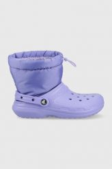Crocs Śniegowce Classic Lined Neo Puff Boot kolor fioletowy 206630. Fioletowe śniegowce Crocs, bez wzorów, bez zapięcia. W wyprzedaży za 224.99 zł.
