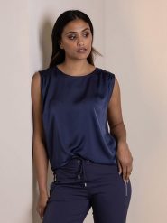 &Co Woman Bluzka "Vergie" w kolorze granatowym rozmiar: S. Niebieskie bluzki &Co Woman, s, bez wzorów, bez kołnierzyka, bez ramiączek. Za 92.42 zł.