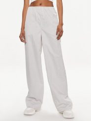 Calvin Klein Jeans Spodnie materiałowe Soft Crinkle J20J223122 Szary Relaxed Fit. Szare spodnie materiałowe Calvin Klein Jeans, bez wzorów, z jeansu. Za 279.99 zł.