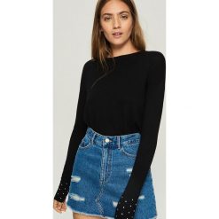 Sweter z dżetami na rękawach - Czarny. Swetry marki INESIS. W wyprzedaży za 29.99 zł.
