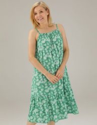 Zielona sukienka w kwiaty. Zielone sukienki Unisono, na imprezę, l, bez wzorów, z wiskozy, bez kołnierzyka, bez ramiączek, midi, rozkloszowane. Za 139.00 zł.